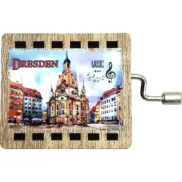 Dresden: Eine Holzspieluhr, die die Essenz von Kunst und Geschichte einfängt.