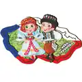 Dřevěný 3D magnet ve tvaru mapy s folklórním motivem postav v krojích, Česká republika. Originální turistický suvenýr pro velkoobchodní distribuci B2B, CHK-DS-017.