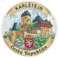 Keramická nástěnná talíř o průměru 12,5 cm s motivem hradu Karlštejn a erbem České republiky. Tradiční suvenýr pro velkoobchodní distribuci B2B, CHK-MT-030