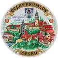 Keramická nástěnná suvenýrová talíř o průměru 12,5 cm s motivem města Český Krumlov a státního hradu a zámku. Originální turistický suvenýr pro velkoobchodní distribuci B2B, CHK-MT-046.