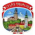 Ručně malovaný suvenýrový magnet z polyresinu s motivem města Český Krumlov. Barevný reliéf s historickými památkami, ideální pro velkoobchodní distribuci B2B, CHK-P-002.