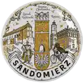 Ceramiczna dekoracyjna naścienna talerka 12,5 cm z widokiem na Zamek Królewski, Bramę Opatowską i Ratusz w Sandomierzu, produkt turystyczny na sprzedaż hurtową B2B, POL-MT-162.