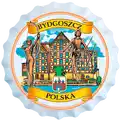 Ceramiczny magnes pamiątkowy w kształcie kapsla piwnego z kolorowym nadrukiem Spichlerzy nad Brdą i postaci balansujących w Bydgoszczy, Polska – wyjątkowa dekoracja turystyczna i produkt hurtowy B2B, POL-BC-361.