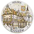 Ceramiczny magnes talerz dekoracyjny 6,5 cm w kolorze brązu z motywem Rzeszowa – ratusz, kościół farny i charakterystyczne zabytki miasta, pamiątka turystyczna do sprzedaży hurtowej B2B, POL-MP-181.