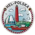 Ceramiczny magnes turystyczny w kształcie talerza 65mm z motywem latarni morskiej i statków w Helu, Polska – produkt turystyczny na sprzedaż hurtową B2B, POL-MP-162.