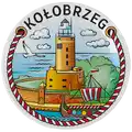 Ceramiczny magnes w kształcie talerza o średnicy 6,5 cm z motywem miasta Kołobrzeg – latarnia morska, statek i elementy nadmorskiego krajobrazu, oryginalna pamiątka turystyczna i produkt na sprzedaż hurtową B2B, POL-MP-163.