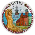 Ceramiczny magnes pamiątkowy w formie talerza o średnicy 65 mm z nadrukiem latarni morskiej, syreny i statku – Ustka, oryginalna pamiątka turystyczna i produkt na sprzedaż hurtową B2B, POL-MP-166.