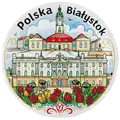 Ceramiczny magnes w kształcie talerzyka 6,5 cm z kolorowym nadrukiem panorama miasta Białystok, ratuszem i Pałacem Branickich – pamiątka turystyczna oraz produkt do sprzedaży hurtowej B2B, POL-MP-188.