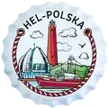 Ceramiczny magnes turystyczny w kształcie kapsla piwnego z motywem latarni morskiej i portu w Helu, produkt turystyczny na sprzedaż hurtową B2B, POL-BC-313.