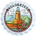 Ceramiczny magnes turystyczny w kształcie kapsla piwnego z widokiem na latarnię morską i statek w Kołobrzegu, produkt turystyczny na sprzedaż hurtową B2B, POL-BC-312.