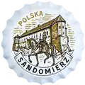 Ceramiczny magnes w kształcie kapsla piwnego z widokiem na zamek w Sandomierzu oraz rycerza na koniu, produkt turystyczny na sprzedaż hurtową B2B, POL-BC-379.