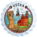 Ceramiczny magnes pamiątkowy w kształcie piwnej kryszecki z nadrukiem syreny, latarni morskiej i panoramy miasta Ustka – oryginalna pamiątka turystyczna i produkt na sprzedaż hurtową B2B, POL-BC-317.
