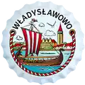 Ceramiczny magnes turystyczny w kształcie kapsla piwnego z widokiem na statek Wikingów i panoramę Władysławowa, produkt turystyczny na sprzedaż hurtową B2B, POL-BC-315.