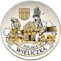 Ceramiczny magnes w kształcie talerza o średnicy 6,5 cm z ozdobnym złotym obramowaniem, przedstawiający kopalnię soli w Wieliczce oraz postacie górników – pamiątkowy produkt turystyczny na sprzedaż hurtową B2B, POL-MP-198-2.