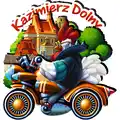 Drewniany magnes 3D z ruchomymi elementami przedstawiający koguta na motocyklu oraz panoramę Kazimierza Dolnego. Oryginalna pamiątka turystyczna dla dystrybucji hurtowej B2B, POL-DSM-601.