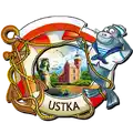 Drewniany magnes 3D Ustka w kształcie ozdobnej kompozycji z figurką marynarza-ryby, kotwicą, panoramą miasta i latarnią morską – pamiątka turystyczna i produkt na sprzedaż hurtową B2B, POL-DS-453.