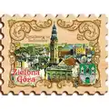 Drewniany magnes turystyczny w formie znaczka pocztowego z widokiem na panoramę miasta Zielona Góra oraz herbem miasta, produkt turystyczny na sprzedaż hurtową B2B, POL-DT-058.