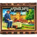 Drewniany magnes w formie pudełka zapałek z kolorowym nadrukiem przedstawiającym uzdrowisko Krynica-Zdrój. Stylowy pamiątkowy suwenir turystyczny dla hurtowni B2B, POL-MC-125.