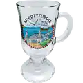 Szklana filiżanka do grzanego wina 250ml z kolorowym nadrukiem przedstawiającym nabrzeże, budynek mola i statek w Międzyzdrojach, produkt turystyczny na sprzedaż hurtową B2B, POL-CG-287.