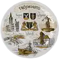 Ceramiczny talerz ścienny o średnicy 20 cm z motywami Trójmiasta: Sopot, Gdynia i Gdańsk. Elegancki wzór w kolorze brązu przedstawia symbole i zabytki regionu. Turystyczna pamiątka B2B, POL-MT-093.