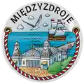 Magnes ceramiczny w kształcie talerza o średnicy 65 mm z kolorowym nadrukiem przedstawiającym molo, statek i mewy w Międzyzdrojach, produkt turystyczny na sprzedaż hurtową B2B, POL-MP-165.