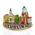 Ręcznie malowany magnes z polirezyny Lublin przedstawiający panoramę miasta z Ratuszem i Bramą Krakowską – unikalna pamiątka turystyczna, POL-P-1266.
