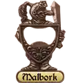 Metalowy magnes w kształcie otwieracza do butelek z napisem Malbork, produkt turystyczny na sprzedaż hurtową B2B, POL-MM-110.
