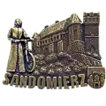 Metalowy magnes w kolorze brązowym z widokiem na Sandomierz oraz figurką księdza na rowerze, produkt turystyczny na sprzedaż hurtową B2B, POL-MM-206.