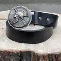 Męski czarny skórzany pasek z mosiężną klamrą Centurion - hełm rzymskiego dowódcy symbol przywództwa
