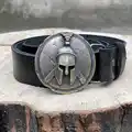 Męski czarny skórzany pasek z mosiężną klamrą Legionista - hełm spartański z tarczą symbol męstwa