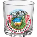 Szklany kieliszek 50ml z kolorowym nadrukiem Bukowina Tatrzańska, przedstawiającym górski krajobraz z jeziorem i jeleniem, produkt turystyczny na sprzedaż hurtową B2B, POL-WG-2714.