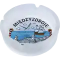 Szklana matowa popielniczka o średnicy 10,6 cm z motywem nadmorskiego molo, żaglowca i mewą w Międzyzdrojach, produkt turystyczny na sprzedaż hurtową B2B, POL-AS-094.