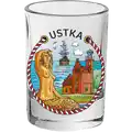 Szklany kieliszek 50ml z kolorowym nadrukiem przedstawiającym syrenę, latarnię morską i statek – Ustka. Produkt turystyczny na sprzedaż hurtową B2B, POL-WG-1022.